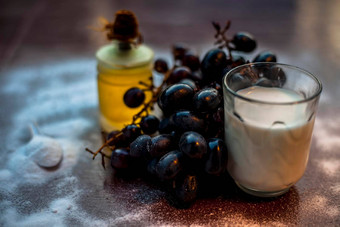 自然水果脸面具清洁剂棕色（的）彩色的表面组成群葡萄烘焙苏打水橄榄石油牛奶拍摄葡萄传播烘焙苏打水橄榄石油牛奶玻璃