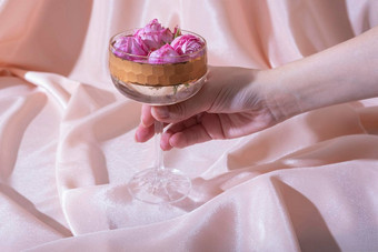 女手饮料<strong>花玻璃</strong>折叠织物背景有创意的假期概念