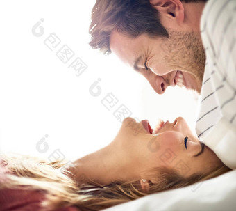 爱笑声生活最大的快乐充满深情的年轻的夫妇盯着眼睛卧室