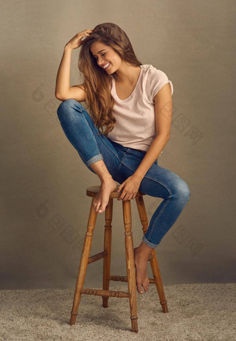 价值<strong>眼泪</strong>工作室拍摄美丽的年轻的女人坐着凳子平原背景