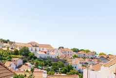 视图白色房子红色的平铺的屋顶葡萄牙语小镇