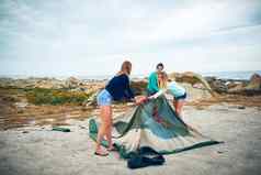 球场集帐篷集团女朋友设置帐篷在户外