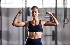 健身房健身女人弯曲肌肉能源显示肱二头肌强大的ABS体育工作室培训锻炼锻炼动机健康的身体肌肉发达的肖像