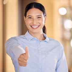 拇指手标志成功员工动机兴奋业务女人办公室工作肖像快乐微笑专业企业经理老板工人启动公司