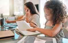 距离学习独立的孩子发展女孩研究首页写作笔记本年轻的孩子在线教育忙妈妈。单父
