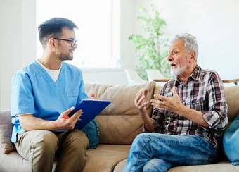 护士医生高级护理照顾者帮助退休首页护理上了年纪的男人。保险沙发文档写作支持