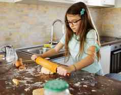 孩子女孩厨房烹饪食物面粉面团准备成分烘焙自制的糕点蛋烹饪童年首页烤围裙蛋糕使