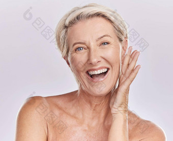 肖像快乐女人显示健康的皮肤微笑广告美皮肤护理化妆品健康健康灰色工作室背景肖像脸高级模型护理