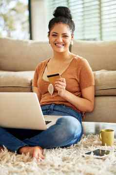 热咖啡热点购物首页美丽的年轻的女人移动PC信贷卡首页