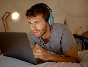 在线移动PC晚些时候晚上流工作卧室男人。互联网看系列的电子竞技游戏放松压力管理娱乐在线技术首页