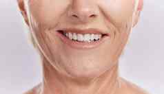 快乐女人牙齿微笑显示自然牙科贴面板摆姿势紫色的模型工作室背景模型女人快乐口服医疗保健卫生健康护肤品