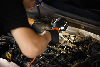 修理工安全眼镜工作通常车维护机械师工作车车服务挂起领导灯现代车间