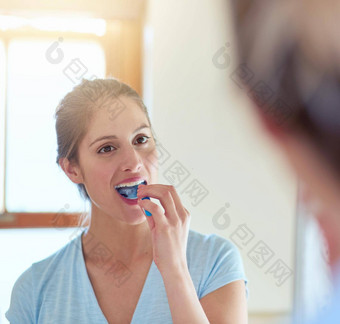 <strong>刷牙</strong>重要的<strong>健康</strong>的牙龈牙齿年轻的女人<strong>刷牙</strong>牙齿镜子