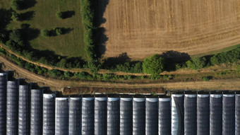 前空中视图绿色黄色的小麦场农场温室金作物牧场空中视图农业工作夏天干旱粮食<strong>危机</strong>自然收获生态
