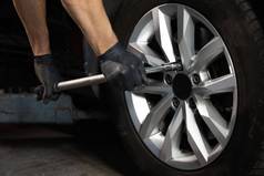 车机械师替换车轮轮胎车库车间汽车服务修理工越来越多的轮轮胎服务站