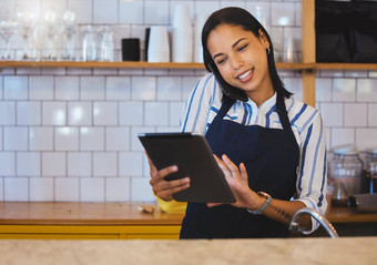 女咖啡馆小业务经理电话调用阅读数字平板电脑商店启动业务女人企业家员工工作咖啡商店准备在线杂货店销售