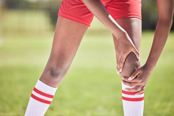 足球<strong>膝盖疼痛</strong>受伤球员手腿场特写镜头健康保险解剖学背景足球体育运动运动员破碎的骨紧急体育事故