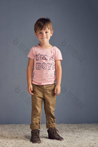 男孩穿粉红色的工作室肖像男孩穿衬衫男孩印刷灰色的背景