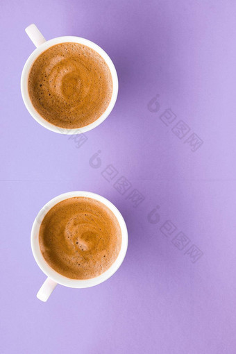 咖啡<strong>杯</strong>紫色的背景前视图平铺