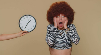 女人焦虑检查时间时钟运行晚些时候工作延迟的最后期限