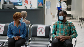 非洲美国病人脸面具会说话的等待区域