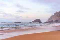 海洋野生海滩狂风暴雨的天气沙滩上地址桑迪海滩风景如画的景观背景辛特拉管理葡萄牙