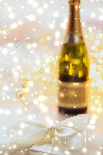 年夏娃假期香槟瓶礼物盒子闪亮的雪大理石背景