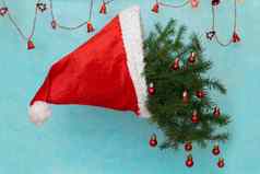 有创意的圣诞节假期蓝色的背景圣诞节树圣诞老人老人他空气最小的悬浮概念