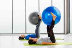 成人年轻的女人运动服装有氧运动瑜伽锻炼腹部健身球