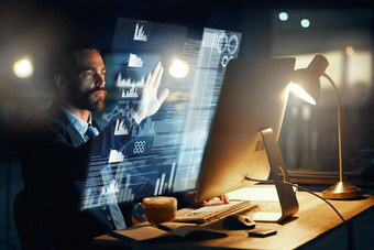 数据虚拟屏幕业务男人。触屏技术指示板工作桌子上未来主义的桌面设计企业机构专业数据投影图分析