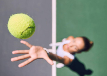 网球球体育女球员扔服务法院运动女人玩游戏有竞争力的有趣的复制空间运动女人准备游戏