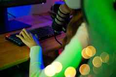玩家女人新闻键盘玩视频游戏在线电脑生活流闲谈，聊天球迷