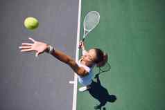 适合网球球员体育运动服务培训锻炼锻炼匹配游戏竞争运动活跃的健康的女人扔球练习服务球拍