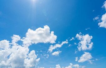 蓝色的天空白色云阳光阳光明媚的一天世界臭氧一天概念蓝色的天空背景国际一天保存臭氧层Cloudscape热天气夏天