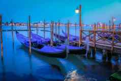 华丽的贡多拉大运河码头晚上飘渺的威尼斯意大利