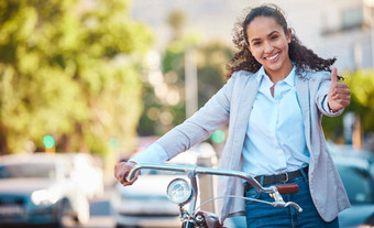自行车拇指快乐业务女人采取骑城市健康健身自行车肖像女骑手培训骑自行车锻炼骑自行车体育小镇