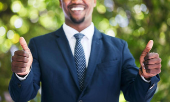 快乐商人企业成功拇指标志焦点手非洲企业家工人西装工作专业目标肖像显示员工支持合规协议