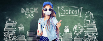 年轻的女孩保护面具电晕病毒<strong>学校</strong>
