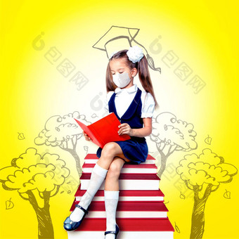 年轻的女孩保护面具电晕病毒<strong>学校</strong>