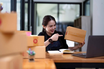 <strong>年轻</strong>的开始业务女人亚洲工作锻造<strong>企业家</strong>业务包装盒子准备发送客户端