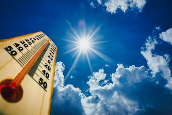 夏天热高温度在户外热<strong>沙漠</strong>天气温度计达到度华氏温度规模蓝色的天空背景阳光明媚的一天插图