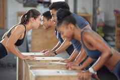 健身锻炼问责制集团培训锻炼木盒子健身房多样化的人适合运动朋友交叉锻炼