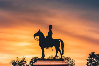 马术雕像王朱拉隆功罗 摩骑马自然日落天空背景