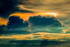 罕见的彩虹色的云火彩虹彩虹云彩虹色的菌盖云色彩斑斓的光学现象天空