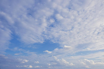 美丽的白色fluffys云天空背景蓝色的天空背景