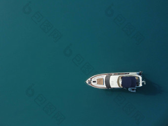 空中游艇平静海奢侈品巡航旅行视图白色船深蓝色的水空中前视图丰富的游艇航行海夏天<strong>旅程</strong>奢侈品船