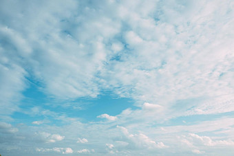 美丽的白色fluffys云天空背景蓝色的天空背景