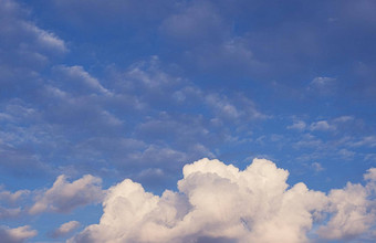 巨大的白色fluffys云<strong>天空背景</strong>蓝色的<strong>天空背景</strong>