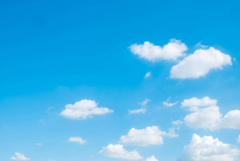 白色毛茸茸的云天空背景蓝色的天空背景复制空间