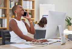 漫画黑色的业务女人电话调用网络客户沟通技术办公室微笑快乐报告建筑市场营销设计师电脑分享品牌策略的想法
